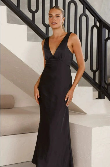 Vestido Longo em Cetim com Decote